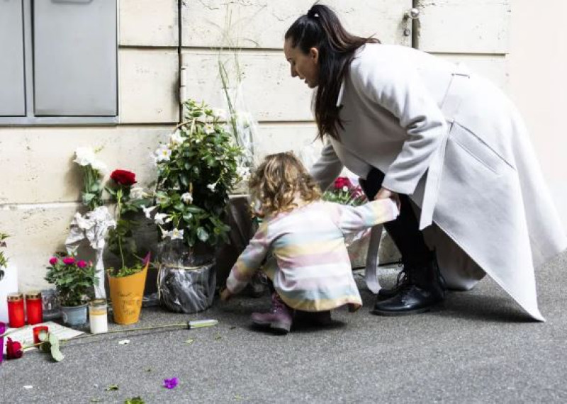 Fanáticos de Tina Turner dejan flores y obsequios en las afueras de su residencia.