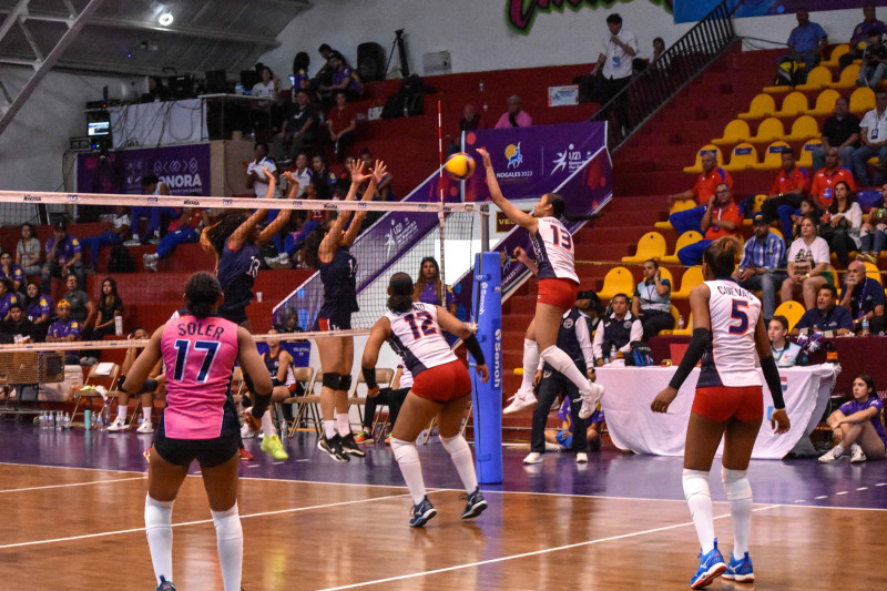 Arianna Rodríguez, de la República Dominicana, consigue un potente remate en el segundo parcial del juego.
Arianna Rodríguez, de la República Dominicana, consigue un potente remate en el segundo parcial del juego.