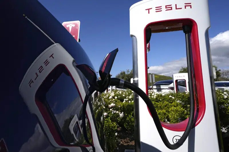 Un vehículo Tesla conectado a una estación de carga en Westlake, California, el 10 de mayo de 2023