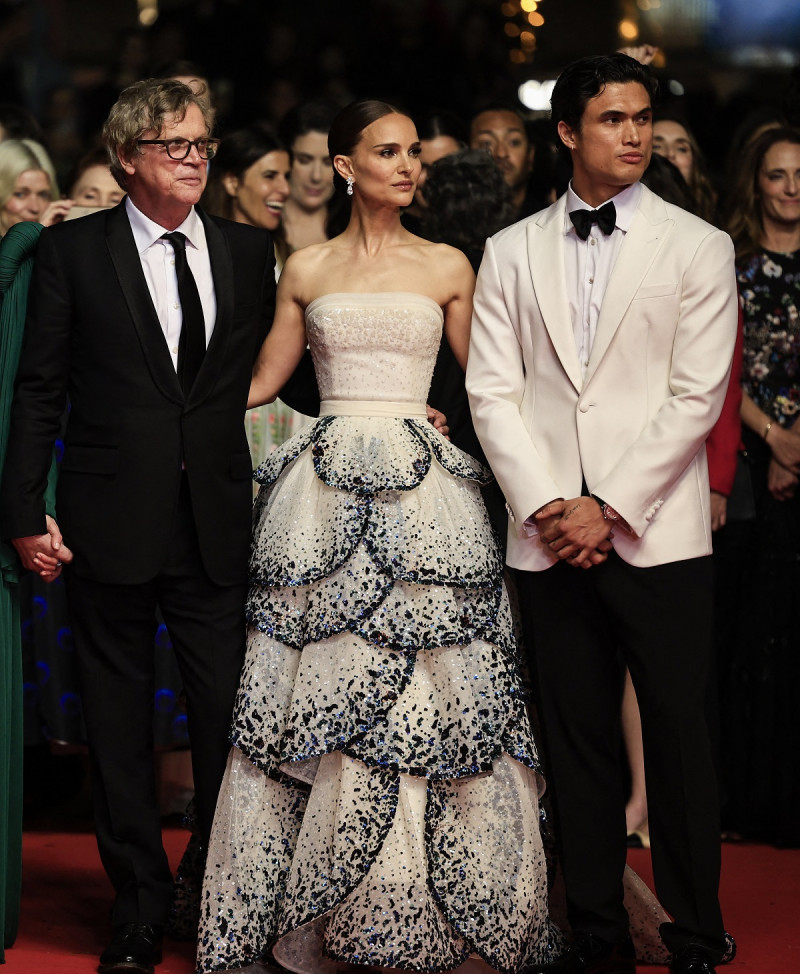 Natalie Portman (centro) llevó un vaporoso vestido inspirado en el mítico vestido Junon, creado por Christian Dior en 1949.