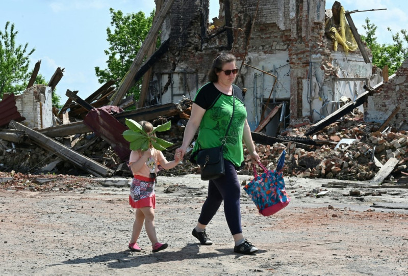 Civil ucraniana camina de la mano con su hija por las calles de Kiev
