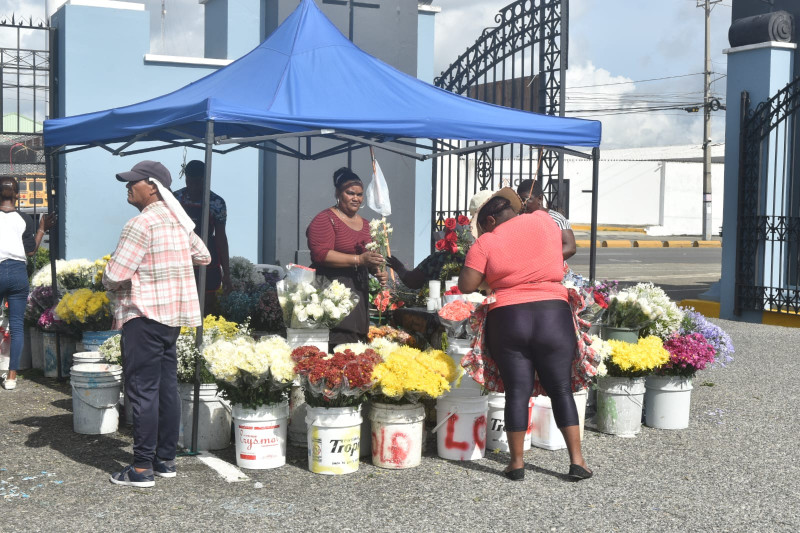 Puestos de venta de flores en las afueras del cementerio Máximo Gómez