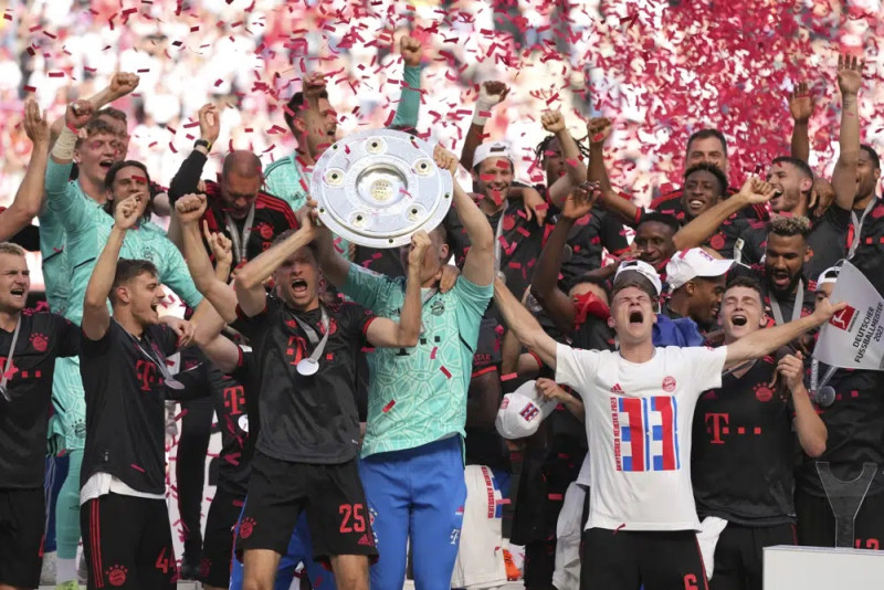 Jugadores del Bayern Munich celebran tras ganar el título de la Bundesliga.