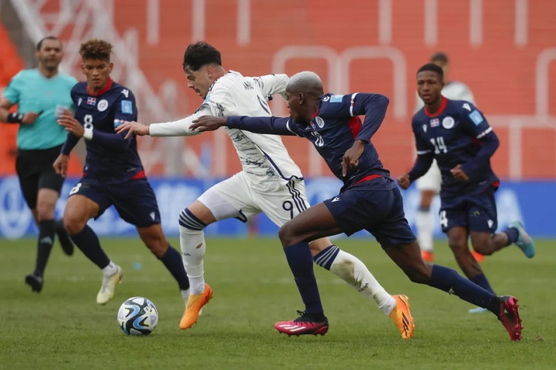 Un momento de acción en el partido entre Italia y República Dominicana en el Mundial de Fútbol Sub-20.