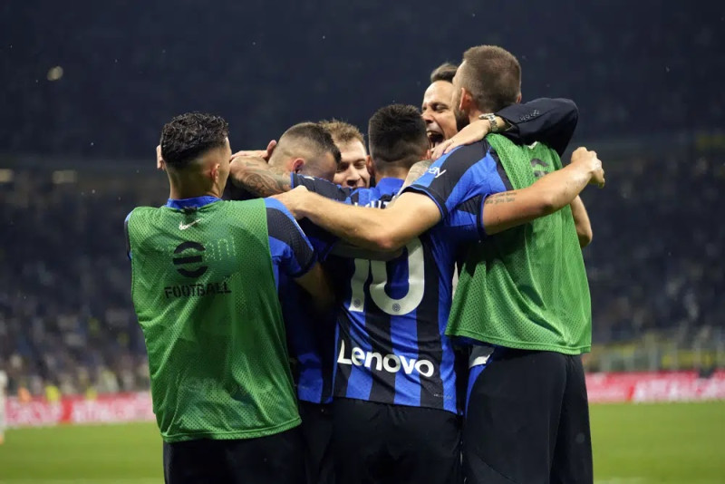 Los jugadores del Inter de Milán y el técnico Simone Inzaghi festejan la victoria sobre el Atalanta en la Serie A.
