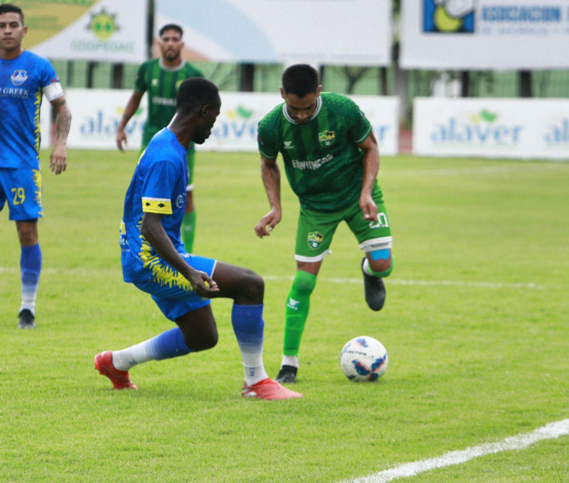 Un momento de acción en el partido de la jornada 12 de la Liga Dominicana de Fútbol, entre Atlántico y Jarabacoa FC.