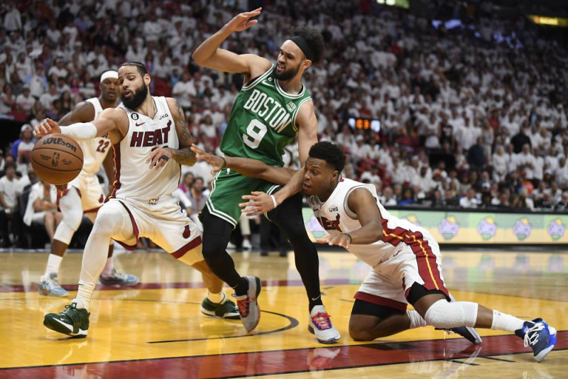 Derrick White, de los Celtics, lucha por controlar el balón con Kyle Lowry y Caleb Martin, de los Heat, en el sexto partido de la final de la Conferencia del Este de la NBA.