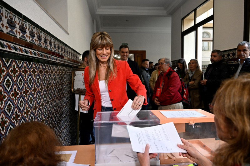 Ciudadana española vota en elecciones municipales