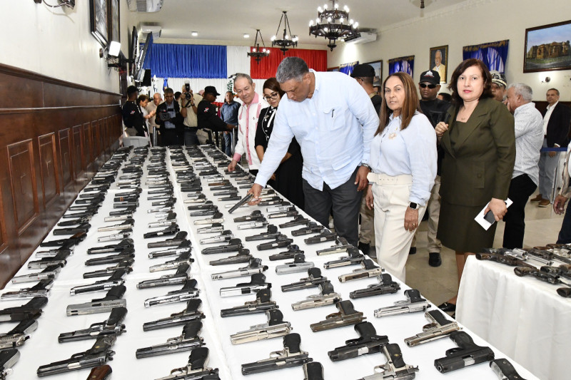 Jesús Vásquez recibe del MP más de 700 armas decomisadas en la provincia Duarte