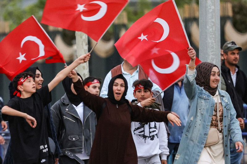 Turcos celebran resultados electorales que favorecen al actual mandatario Erdogan