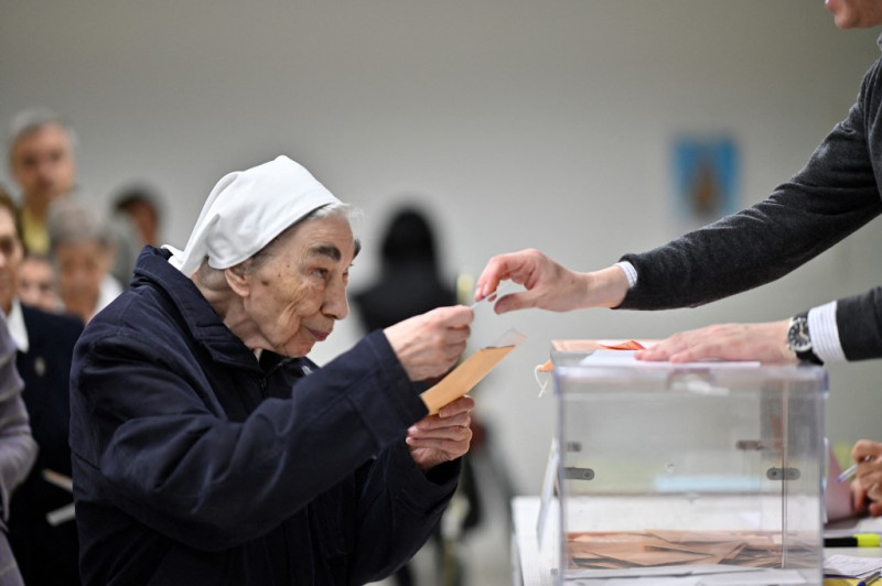 Ciudadana española ejerce su derecho al voto
