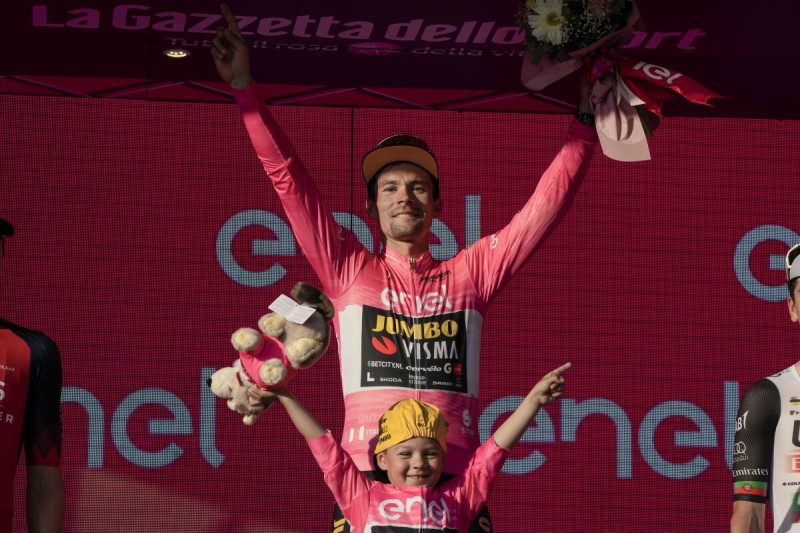 Primoz Roglic festeja en el podio tras ganar el Giro de Italia, el domingo en Roma.