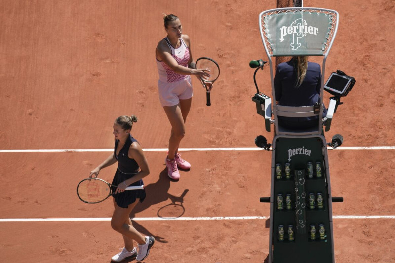 Aryna Sabalenka (arriba) y Marta Kostyuk no se saludan al final del partido de la primera ronda del Abierto de Francia, el domingo.