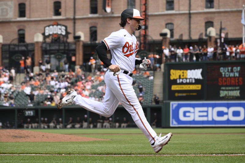 Adley Rutschman de los Orioles de Baltimore anota una carrera ante los Rangers de Texas, el domingo.