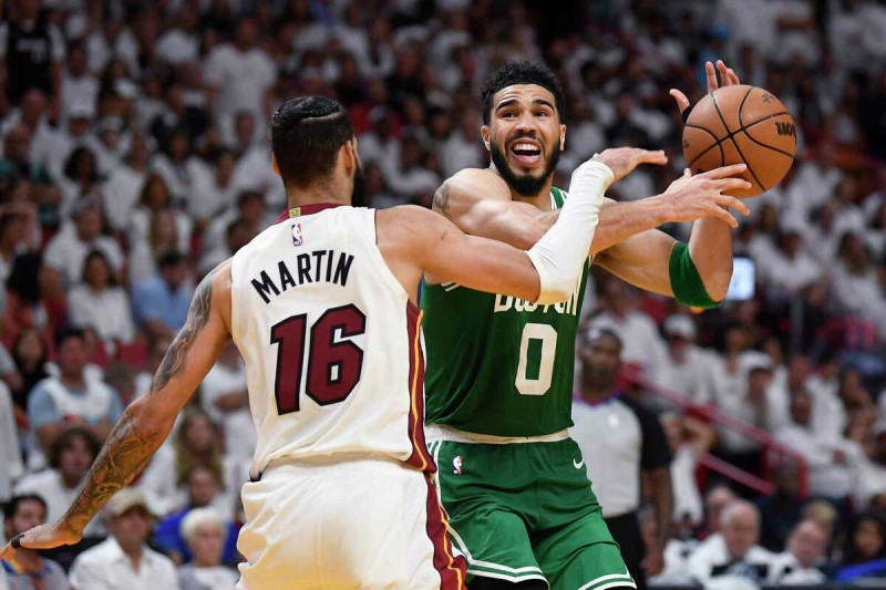 Caleb Martin (16), del Heat de Miami, trata de quitarle el balón a Jayson Tatum (0), de los Celtics de Boston, durante la segunda mitad del Juego 6 de las finales de la Conferencia Este, del baloncesto de la NBA, el sábado en Miami.