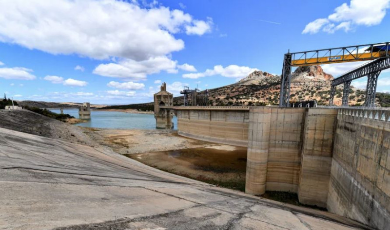 Una sección de la represa de Kherkatta fue vaciada para recuperar el celular de un funcionario del gobierno.