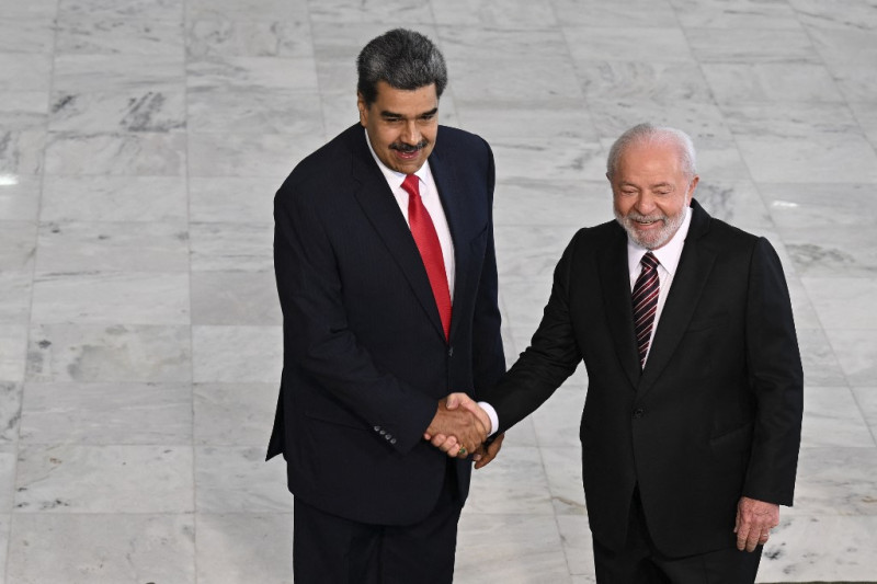 El presidente brasileño, Luiz Inácio Lula da Silva, saluda a su homólogo venezolano, Nicolás Maduro
