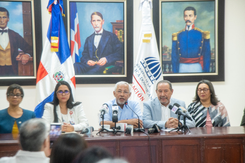 Ministro de Educación, Ángel Hernández, junto a otras autoridades del Ministerio de Educación, durante la presentación de los resultados obtenidos en la "Evaluación Diagnóstica Nacional 2022".