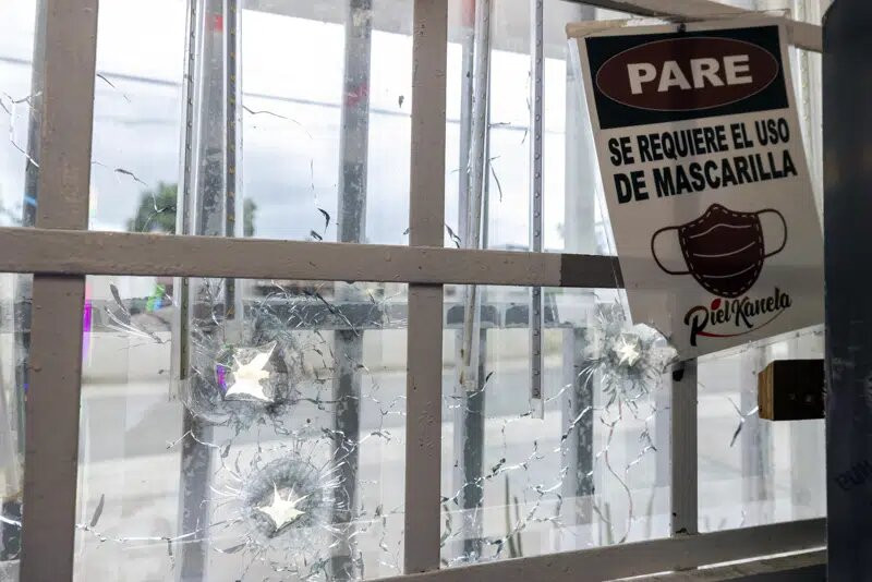 Impactos de bala en la ventana delantera del bar Piel Kanela, el lunes 29 de mayo de 2023, en San Juan.