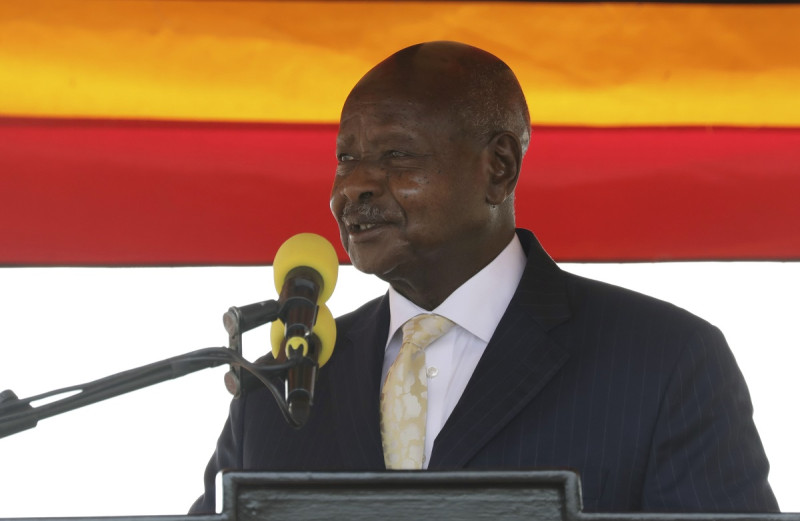 El presidente de Uganda, Yoweri Museveni, habla durante las celebraciones del 60.º aniversario de la independencia, en Kampala, Uganda, el 9 de octubre de 2022.