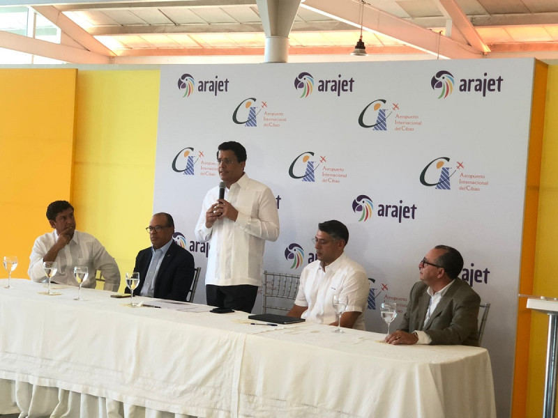 El ministro de Turismo, David Collado mientras inauguraba la nueva ruta aerea Colombia- Santiago.