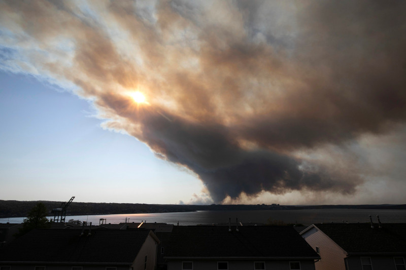 Un humo espeso cubre el cielo de Halifax durante la propagación de un incendio forestal