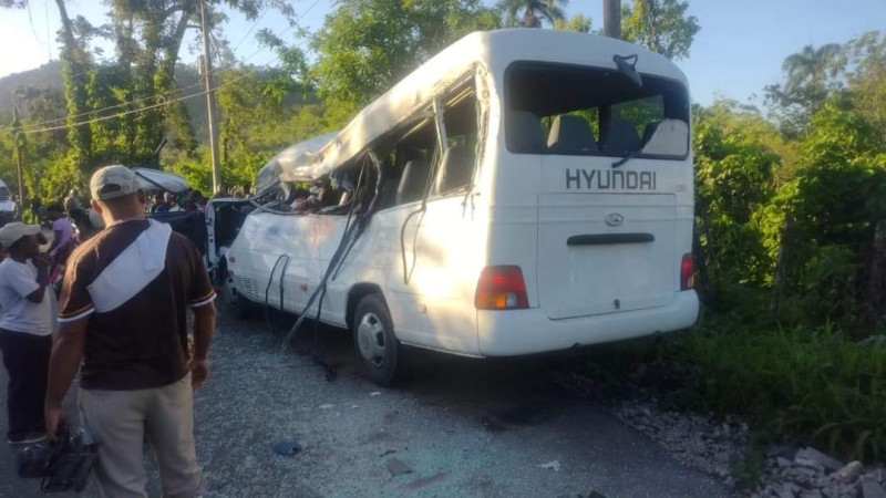 Autobus escolar accidentado por patana en carretera Hato Mayor-Sabana de la Mar.