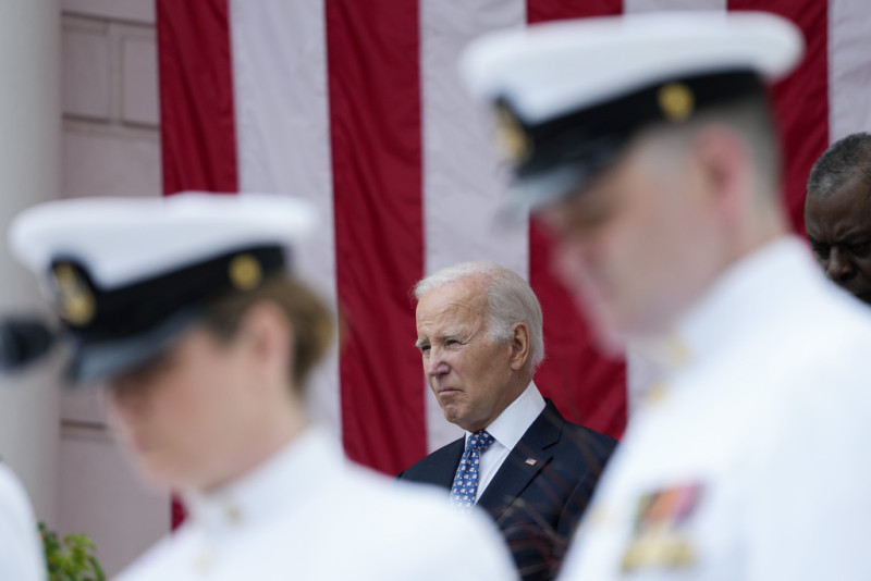 El presidente Joe Biden escucha el himno nacional en el Anfiteatro del Cementerio Nacional en Arlington, Virginia, por el Día de los Caídos en Guerras, el lunes 29 de mayo de 2023.