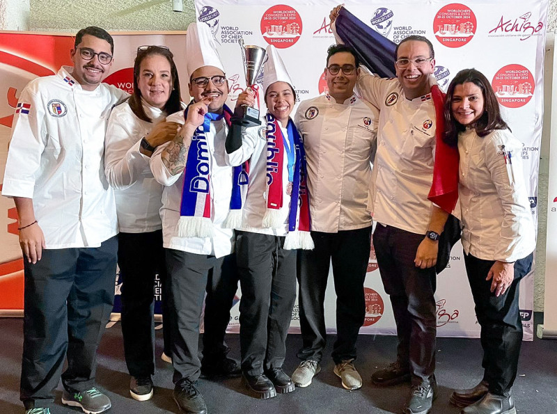 República Dominicana fue representada por tres estudiantes y un profesor de la Pontificia Universidad Católica Madre y Maestra. Miembros del equipo junto a su coach, Alejandro Abreu, y las chefs Patricia de Marchena y Laura Rizek.