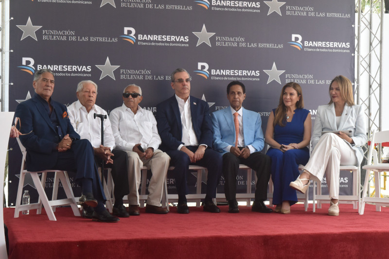Niní Cáffaro, Fernando Casado y Rafael Solano, acompañados del presidente Luis Abinader, Carlos Batista, Carolina Mejía y Milagros Germán.