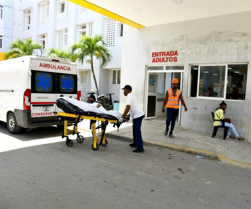 Entrada al hospital Antonio Musa en San Pedro de Macorís, donde han sido llevados los heridos más graves del choque.