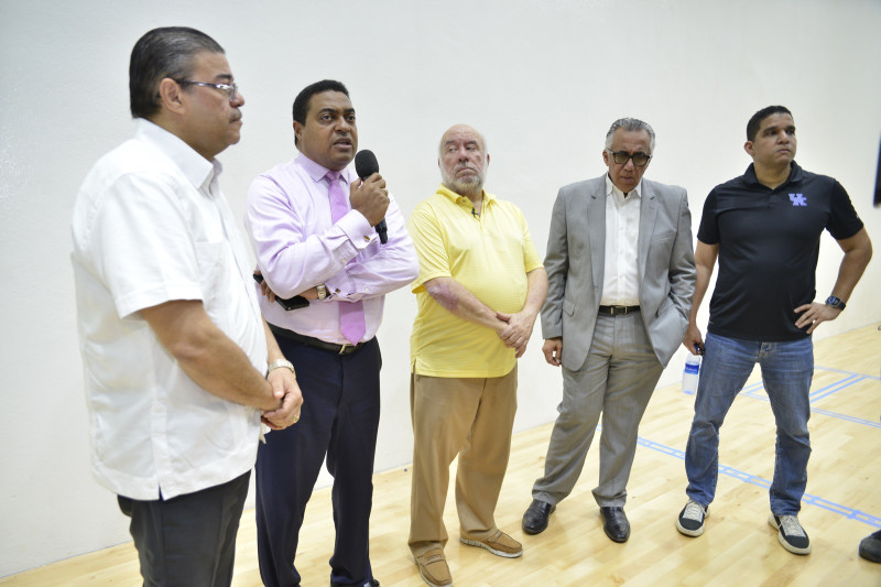 Rafael Fernández, el director técnico de racquetbol, acompañado del ministro de Deportes Francisco Camacho; José Monegro, presidente del Comité Organizador JCC Santo Domingo 2026; Luisín Mejía Oviedo, presidente de Centro Caribe Sport.