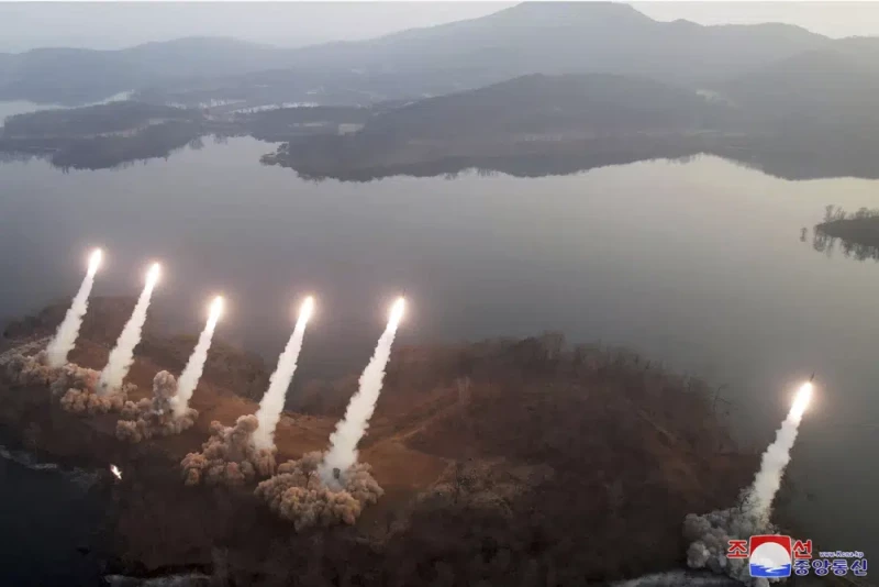 Esta foto proporcionada por el gobierno de Corea del Norte muestra un simulacro de artillería en un lugar no revelado en Corea del Norte.