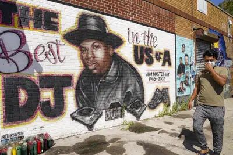 Un peatón pasa frente a un mural del pionero del rap Jam Master Jay de Run-DMC, del artista Art1Airbrush, el 18 de agosto de 2020, en el distrito de Queens de Nueva York. Un tercer hombre ha sido acusado por la muerte a tiros en 2002 del pionero del hip-hop Jam Master Jay, dijeron los fiscales el martes 30 de mayo de 2023, agregando otro sospechoso en el asesinato del miembro de Run-DMC que durante años después de que ocurrió inicialmente había languidecido como un caso frío. (Foto AP/John Minchillo, archivo)