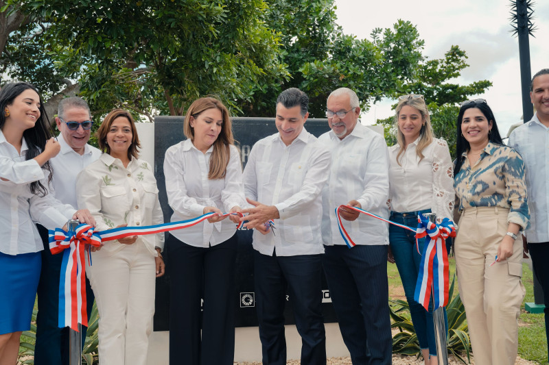 En el corte de cinta, la alcaldesa, Carolina Mejía y el presidente ejecutivo del Banco Popular, Christopher Paniagua, junto a otros invitados.