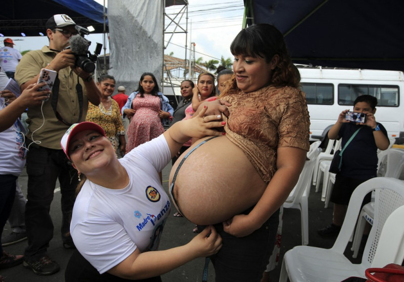 Una mujer embarazada participa en el concurso "La Madre Panza" realizado para celebrar el Día de la Madre en Nicaragua