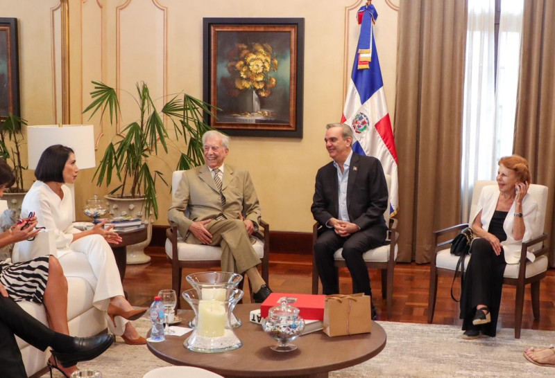 Escritor Mario Vargas Llosa junto al presidente Luis Abinader y la primera dama Raquel Arbaje.