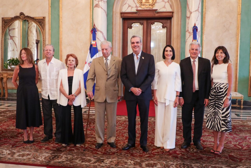 Gobierno dominicano otorga ciudadanía al escritor Mario Vargas Llosa.