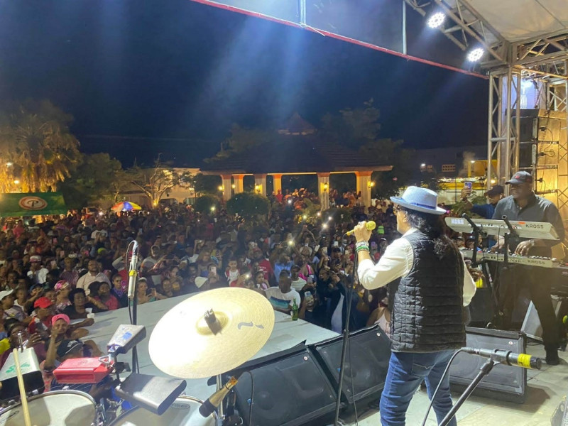 Sergio Vargas durante una presentación en la plataforma "Te Quiero Madre".