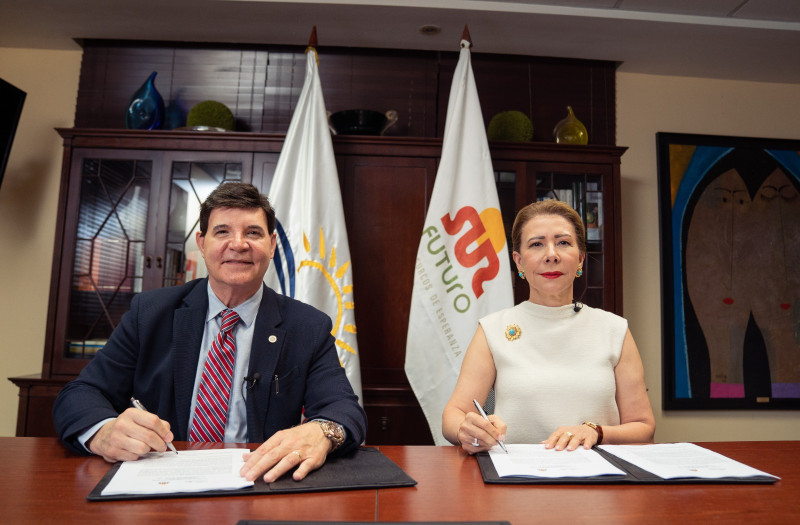 Julio Virgilio Brache, presidente de la Fundación Rica, y Melba Segura de Grullón, presidenta de la Fundación Sur Futuro, firman un acuerdo para la siembra de coco.