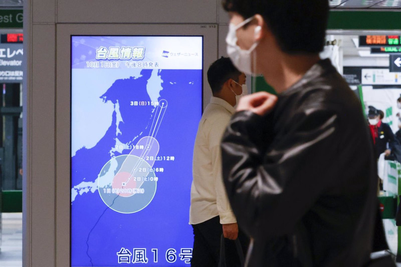 Imagen de archivo de una pantalla en la estación de Shinjuku con información metereológica de un tifón.