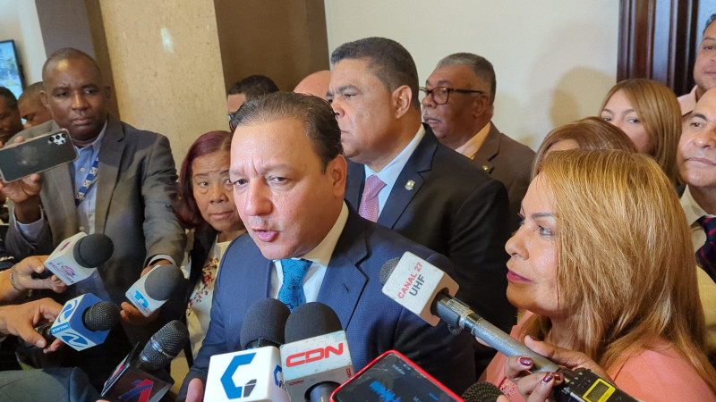 Abel Martínez ofreciendo sus declaraciones a la prensa