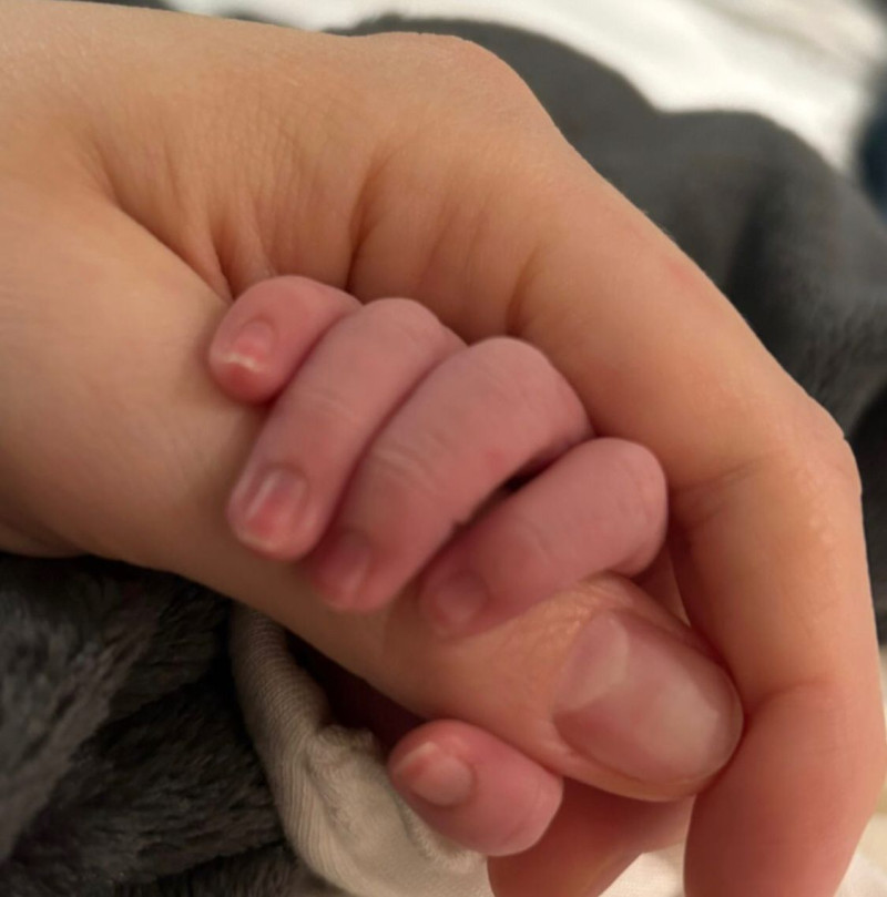 Los dedos de Jessie J y los de su bebé