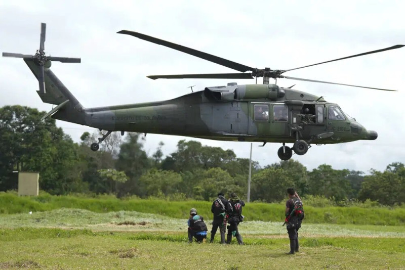 Un helicóptero militar despega con un grupo de indígenas en una base militar en Calamar, Colombia, el martes 23 de mayo de 2023, para ayudar a buscar a cuatro niños indígenas desaparecidos después de un accidente aéreo.