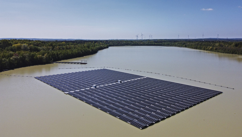 Paneles solares en la mayor planta fotovoltaica flotante de Alemania en un lago en Haltern, Alemania, 3 de mayo de 2022.