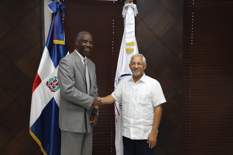 Encargado de Negocios de la Embajada de los Estados Unidos, Isiah Parnell  junto al ministro Ángel Hernández.