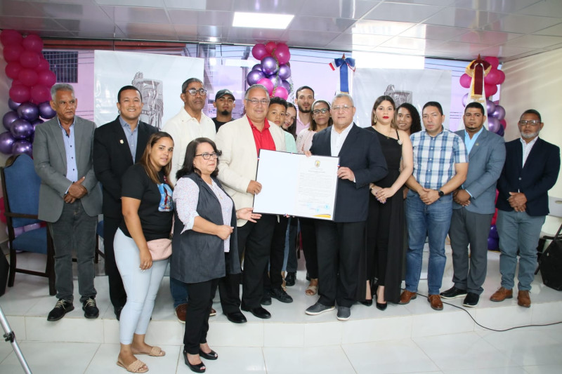 Paulino Reyes recibió en compañía de su esposa, Gricelda Rodríguez, sus hijos Luis Jose, Yanilsa del Carmen, Madelin María y su nieto, Joelfry Faña.