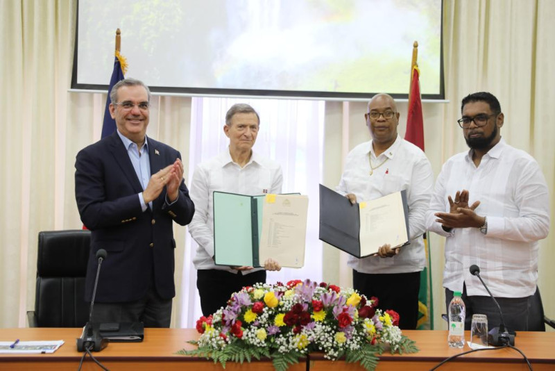 Acuerdo firmado por los cancilleres, Roberto Álvarez, de República Dominicana, y Hugh Hilton Todd, de Guyana en presencia de los presidentes de ambos países, Luis Abinader y Mohamed Irfaan Alí.