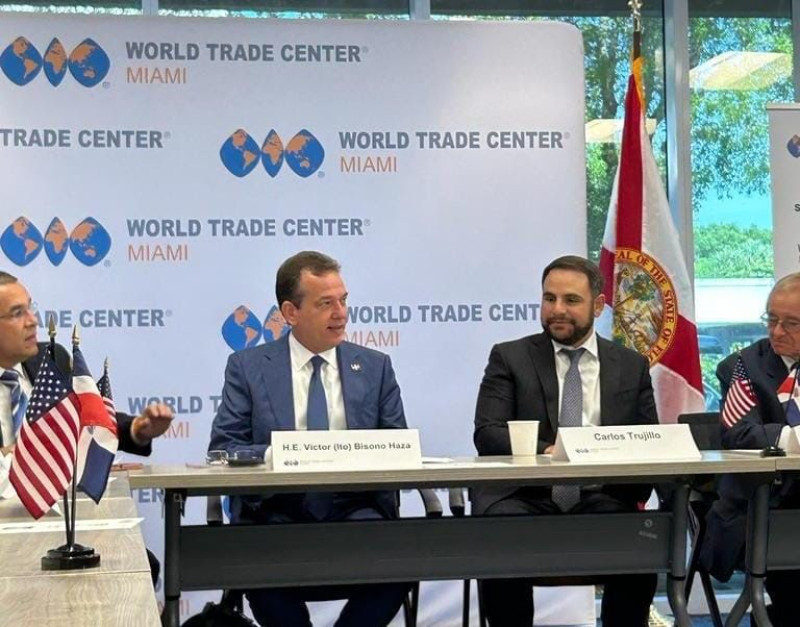 El ministro Víctor Ito Bisonó durante su participación en la Mesa Redonda del World Trade Center de Miami