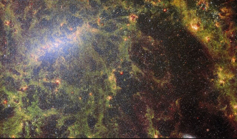 Esta imagen de la galaxia espiral barrada NGC 5068 es una composición de dos de los instrumentos del telescopio espacial James Webb, MIRI y NIRCam.